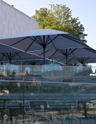 Riesiger Sonnenschirm Gastroschirm Big Ben von Caravita grau auf Terrasse in Salzburg 01
