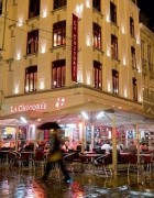 Riesiger Sonnenschirm Gastroschirm Big Ben von Caravita in weiss mit Licht in Lille Frankreich 01